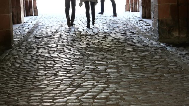 Marche sur des pav&eacute;s