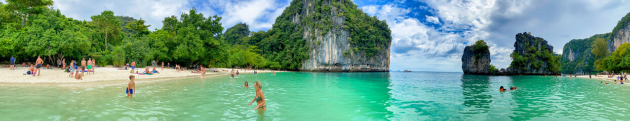 Fototapeta premium PHUKET, THAILAND - DECEMBER 18, 2019: Tourists enjoy the beautiful Hong Island Lagoon. Panoramic view