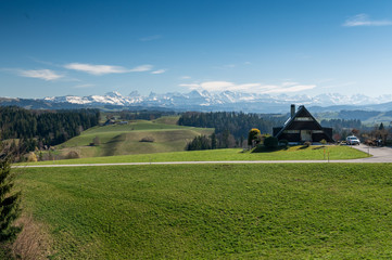 Aussicht von der Lueg im Emmental zu den Berner Alpen