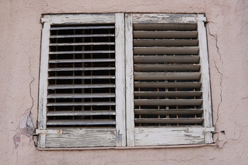 Ventana r&uacute;stica de madera con porticones