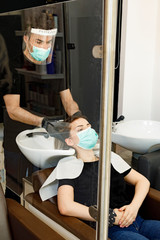 Servizio di lavaggio capelli dentro un salone da parrucchieri con tutte le disposizioni di...
