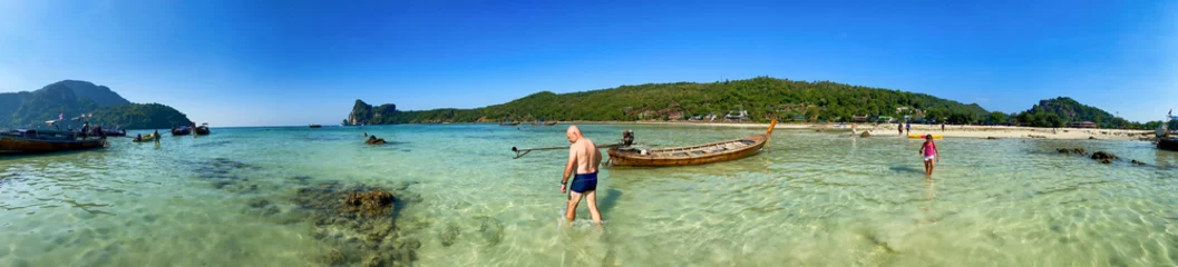 Foto op Canvas PHI PHI DON, THAILAND - DECEMBER 23, 2019: Loh Dalum Beach on a sunny afternoon. Panoramic view © jovannig