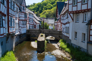 Blick auf die historischen Fachwerkhäuser in der Altstadt von Monreal/Deutschland in der Eifel