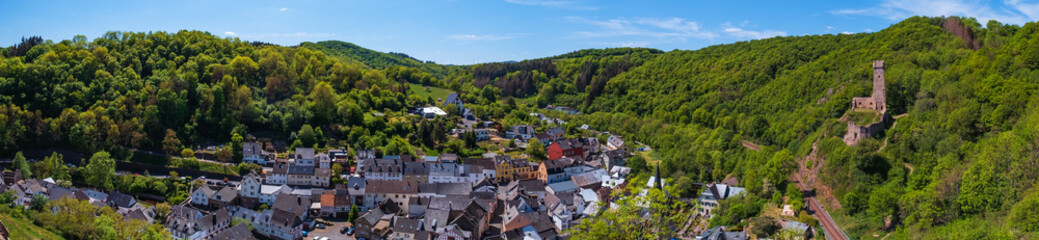 Panorama des Elzbachtals mit Blick auf die Ruine der Philippsburg bei Monreal/Deutschland in der...