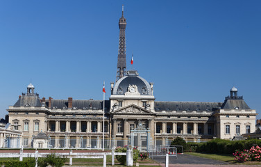 Obraz premium Military school is a vast complex of buildings housing various military training facilities. Paris, France .