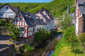 Blick auf die historischen Fachwerkhäuser in der Altstadt von Monreal/Deutschland in der Eifel
