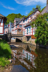Blick auf die historischen Fachwerkhäuser in der Altstadt von Monreal/Deutschland in der Eifel