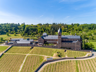 Obraz premium Die Benediktinerinnen-Abtei St. Hildegard (Kloster Eibingen) liegt oberhalb der Stadt Rüdesheim am Rhein, mitten in den Weinbergen. 
