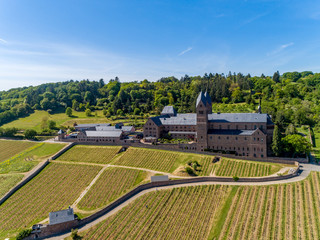 Die Benediktinerinnen-Abtei St. Hildegard (Kloster Eibingen) liegt oberhalb der Stadt Rüdesheim am Rhein, mitten in den Weinbergen. 