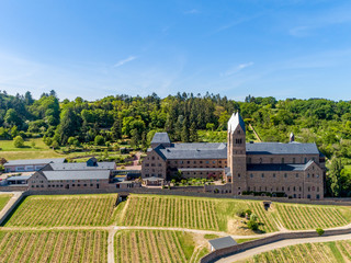 Die Benediktinerinnen-Abtei St. Hildegard (Kloster Eibingen) liegt oberhalb der Stadt R&uuml;desheim am Rhein, mitten in den Weinbergen. 