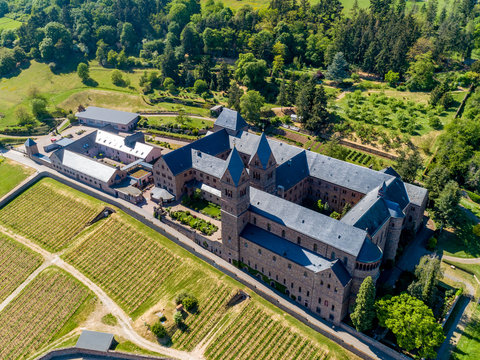Die Benediktinerinnen-Abtei St. Hildegard (Kloster Eibingen) liegt oberhalb der Stadt R&uuml;desheim am Rhein, mitten in den Weinbergen. 