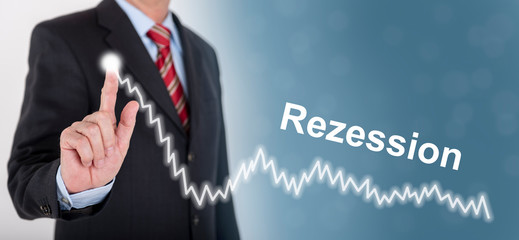 Geschäftsmann zeigt Chart mit Rezession