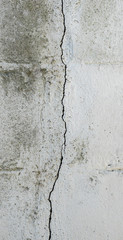 Grieta en pared vieja. Daño estructural.