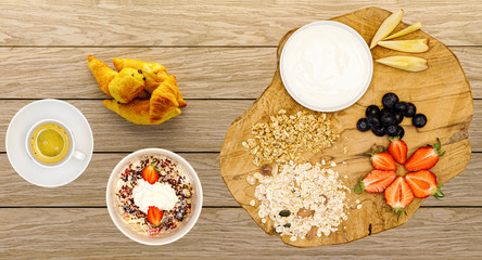 Espresso und Müsli-Mix mit Frischen Croissant auf einem Holztisch