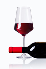 Rotwein im Glas und einer Flasche isoliert auf weiß