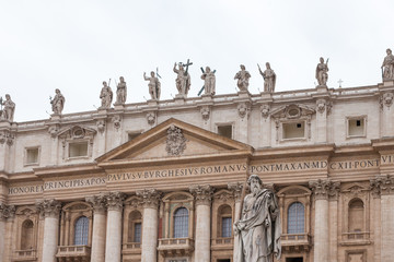 Fototapeta na wymiar ROME, ITALY - 2014 AUGUST 19. St. Peter's Basilica, St. Peter's Square, Vatican City.