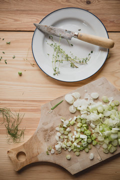 Pr&eacute;paration d'aromates, herbes et oignons frais