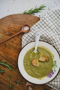 Assiette de soupe de f&egrave;ve sur une table en bois