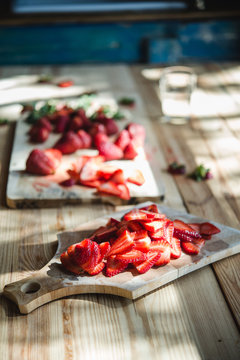 Fraises coup&eacute;es en morceaux sur une table en bois