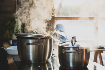 Marmite en inox sur le feu dans une cuisine
