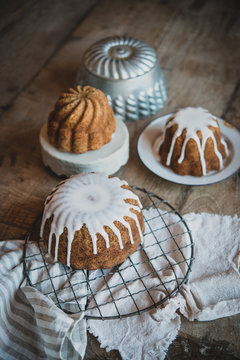 G&acirc;teau vintage avec gla&ccedil;age sur une table en bois