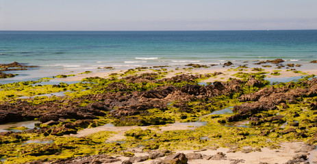 Küstenlandschaft und Strand an der Nordsee in der Bretagne Frankreich