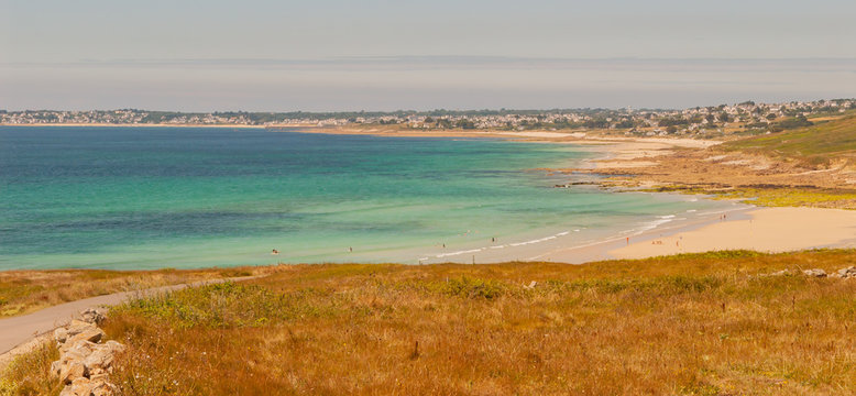 Küstenlandschaft und Strand an der Nordsee in der Bretagne Frankreich