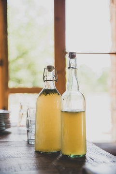 Bouteilles de jus de fruit devant une fen&ecirc;tre