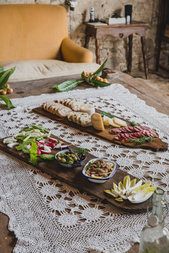 Planche d'ap&eacute;ritif &agrave; grignoter entre amis