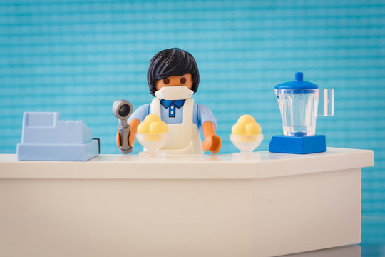 Lippstadt - Deutschland 18. Mai 2020 Playmobil Eisverk&auml;ufer bereitet einen Eisbecher zu