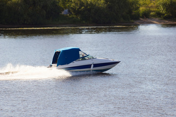 speed boat going on waves