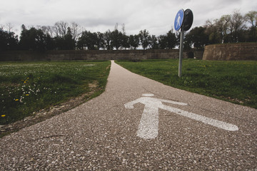 Passaggio pedonale con sagoma disegno uomo percorso nel parco in città a Lucca - obrazy, fototapety, plakaty