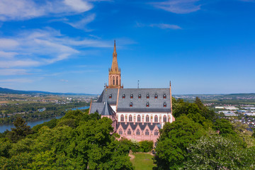 Fototapeta na wymiar Blick von oben auf den Rhein bei Bingen/Deutschland mit der Rochuskapelle im Vordergrund