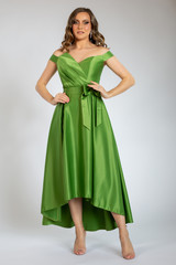 Naklejka premium beautiful girl posing in green dress