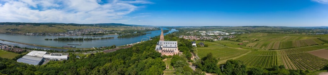 Fototapeta premium Panoramaaufnahme von oben mit Blick auf den Rhein bei Bingen/Deutschland und der Rochuskapelle im Vordergrund