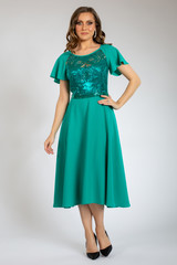 Naklejka premium beautiful girl posing in green dress