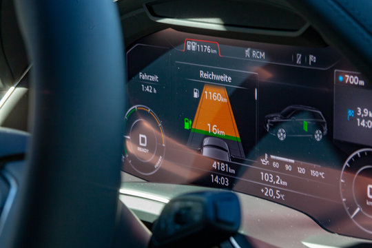 Reichweitenanzeige Diesel Elektro in einem Audi Q7 e-tron Plugin-Hybrid Elektrofahrzeug 2015