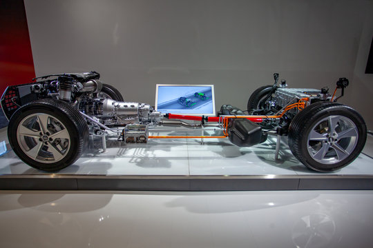 Offenes Audi q7 e-tron 3.0 tdi Modell, 2015, mit Lithium-Ionen-Batterie auf der Hinterachse