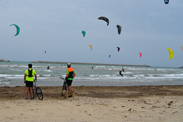 Obraz premium kite surfing on the beach