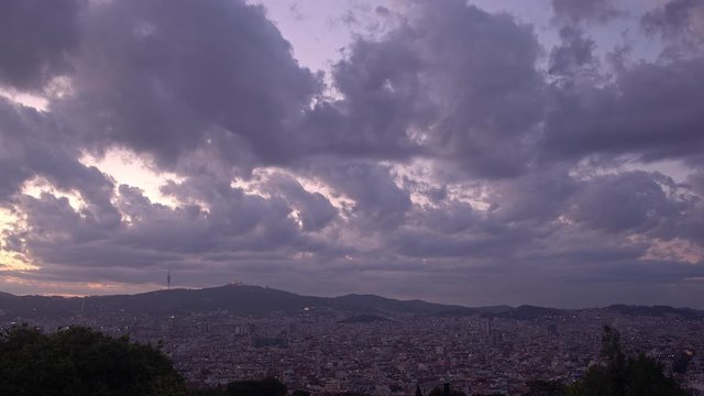 Timelapse Barcelona, Vista de la ciudad con direcci&oacute;n al Tibidao, atardecer en la ciudad de Barcelona