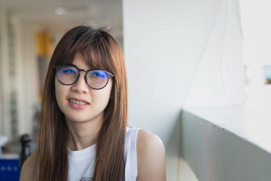Close-up portrait of Asian woman traveler wearing sunglasses.