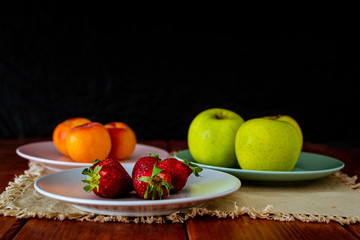 Frutas frescas de estación en platos de ceramica y frutos secos