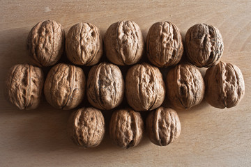 Noci fresche sopra tavola di legno.