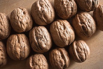 Noci fresche sopra tavola di legno.