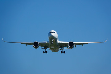 avion atterrissage ciel bleu