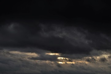 Fototapeta na wymiar Sunset on the eve of a thunderstorm.