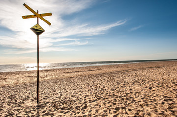 Strand mit Warnschild