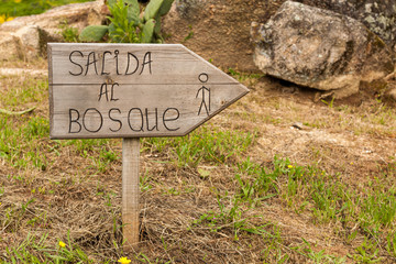 Cartel de indicación de dirección.