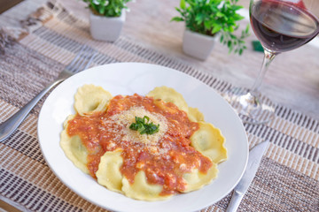 Ravioli de espinafre com ricota