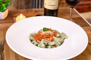 Inhoque (gnocci) de espinafre com molho de tomates frescos